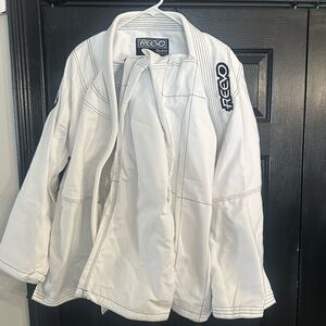 Reevo Gee size A3. It’s brand new without tags on it. My husband got injured.